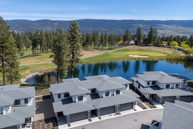 Homes beside a golf course and pond in Quail Ridge
